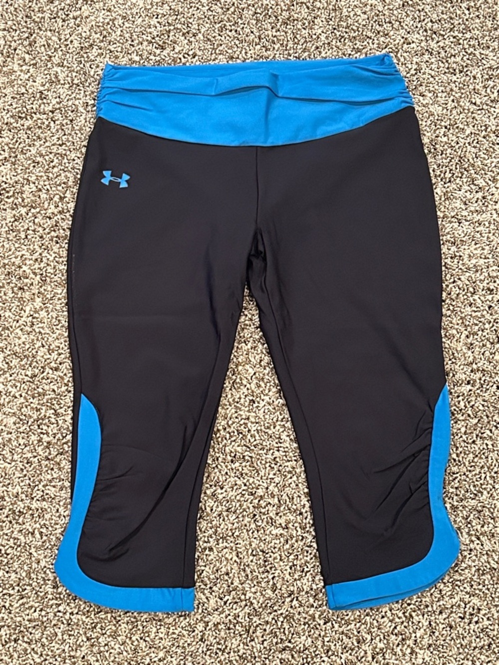 Under Armour HeatGear Capri Leggings - Ruched Waist & Knee Details - Size Large